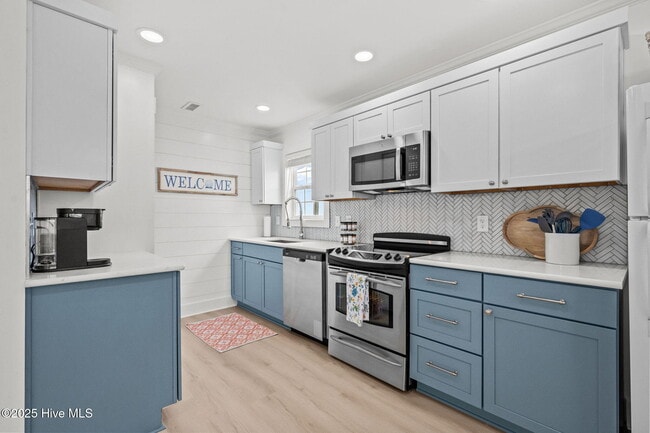 Building Photo - 2660 Island Dr