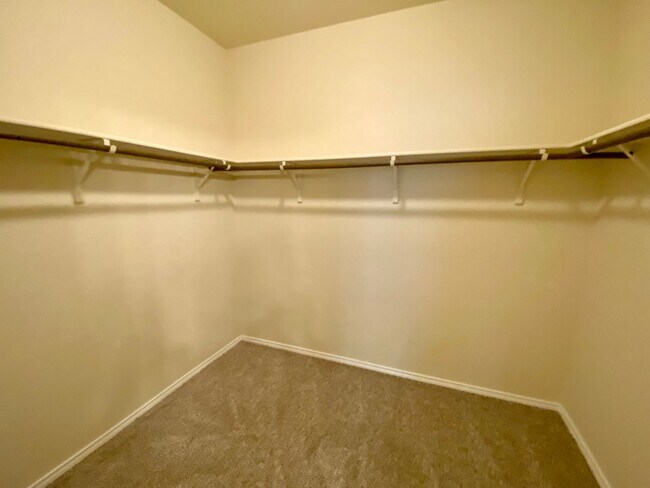 Building Photo - Spacious 4 Bedroom/Loft Area ~ Convenient ...