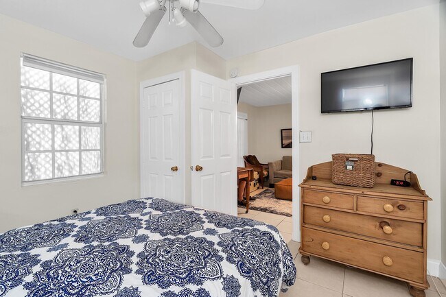 Building Photo - 909 N Palmway