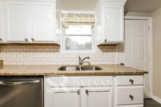 Building Photo - Charming 3 BR, 2 BA home is move-in ready