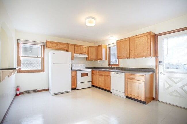 Building Photo - 14 Gold St