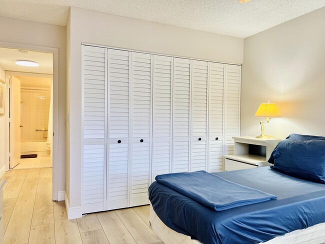 Building Photo - 4725 Lucerne Lakes Blvd E