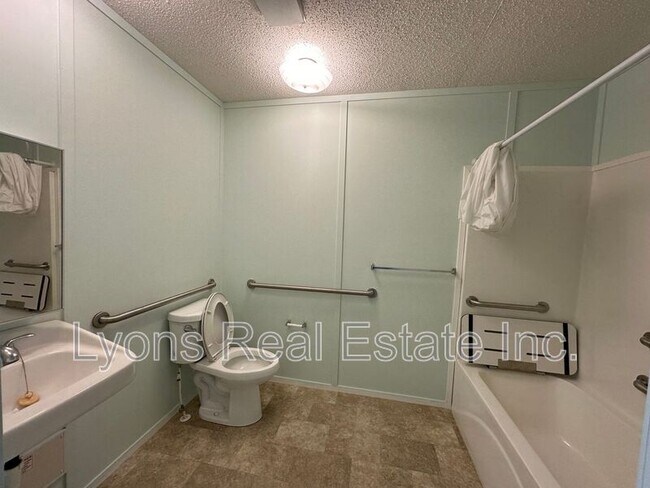 Building Photo - 8086 Heck Dr