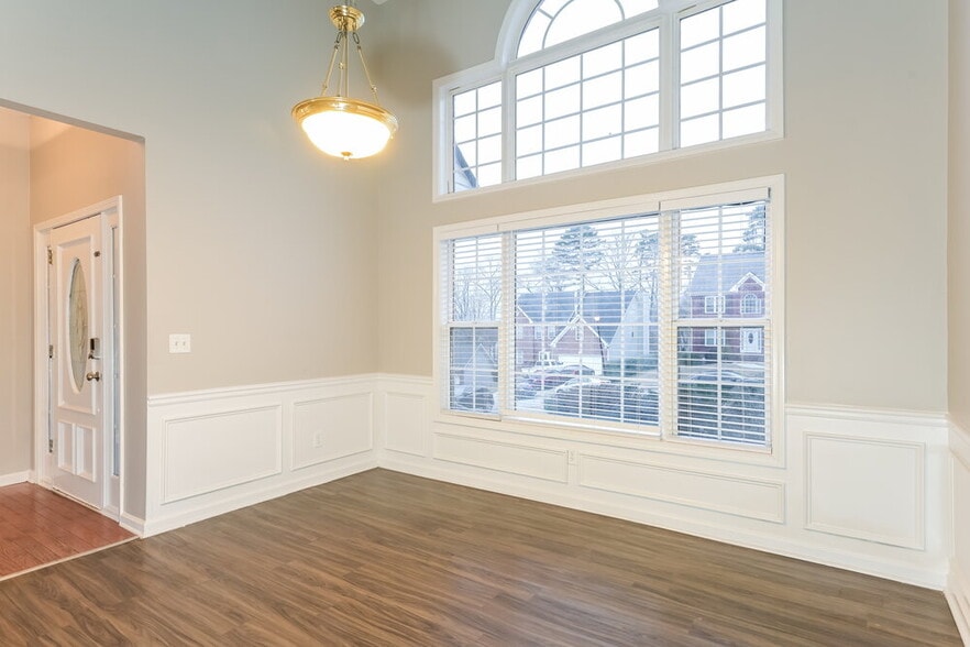 Building Photo - 875 Georgian Hills Dr