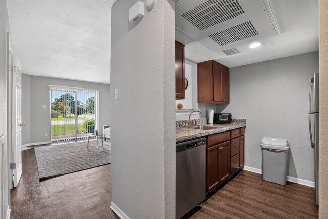 Building Photo - 5550 Folsom Dr