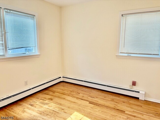 Building Photo - 32 Pawnee Ave