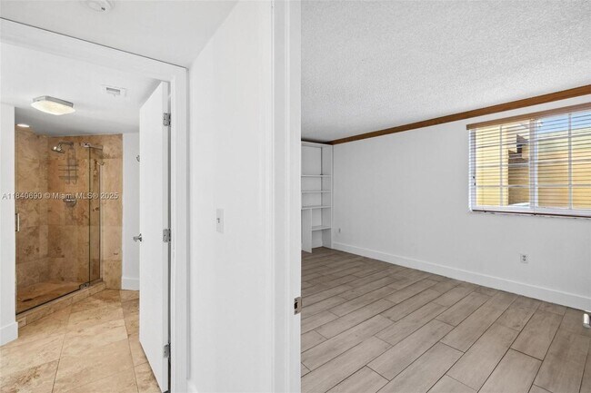 Building Photo - 9741 Fontainebleau Blvd