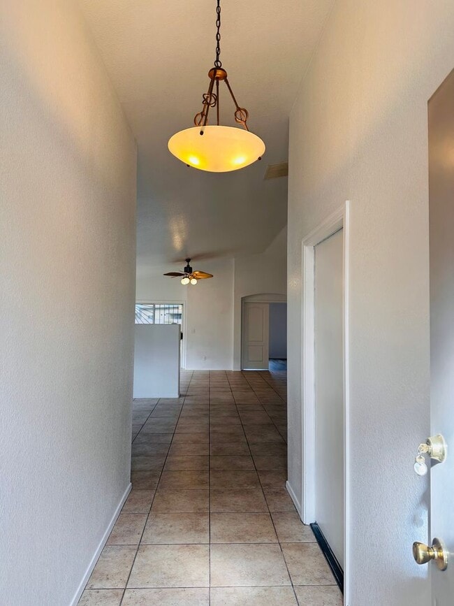 Building Photo - LOVELY HOME - 2 BEDROOM PLUS LARGE DEN - LARGE YARD