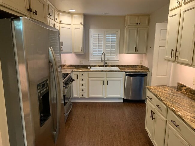 Building Photo - Beautiful Condo in Normandy Village. All u...