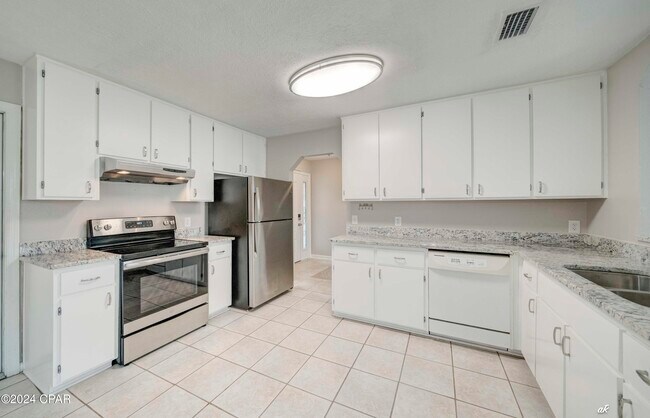 Building Photo - 305 S Star Ave