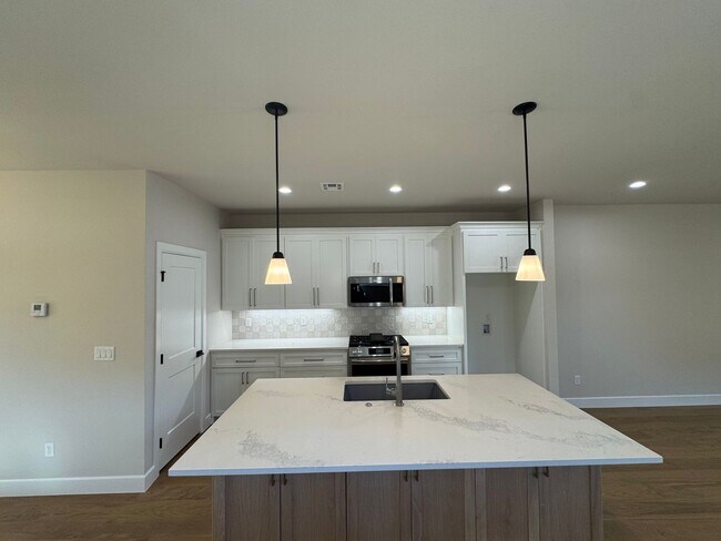 Building Photo - Be the 1st in this 4 bed, 3 bath, 2 car New Construction!