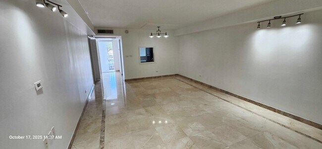 Building Photo - Spacious 1 Bed + Den | 1.5 Bath Apartment ...