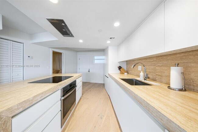 Building Photo - 1881 Washington Ave