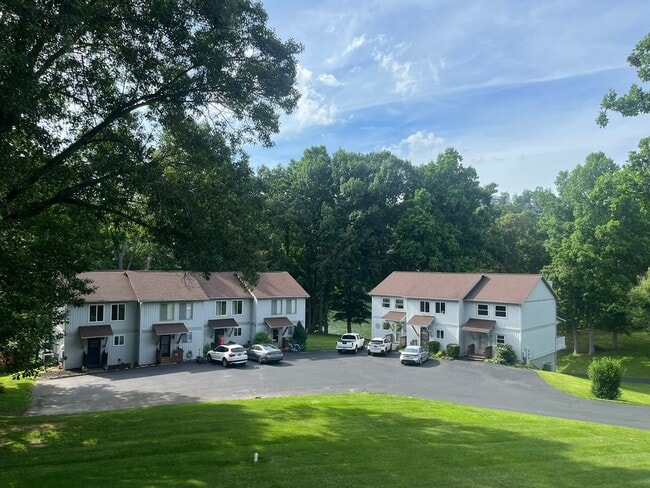 Primary Photo - Large 3 bed/2.5 bath, 3-story condo with B...