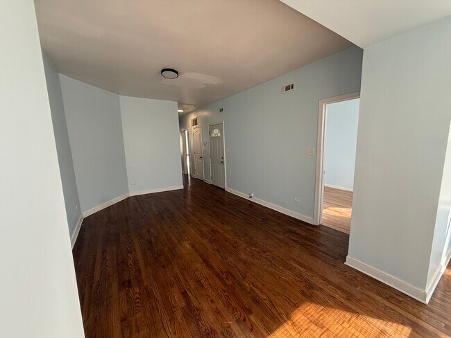 Building Photo - 411 N Hamlin Ave