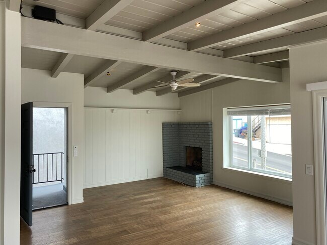 Entry into Living Space - 117 Marine Ave