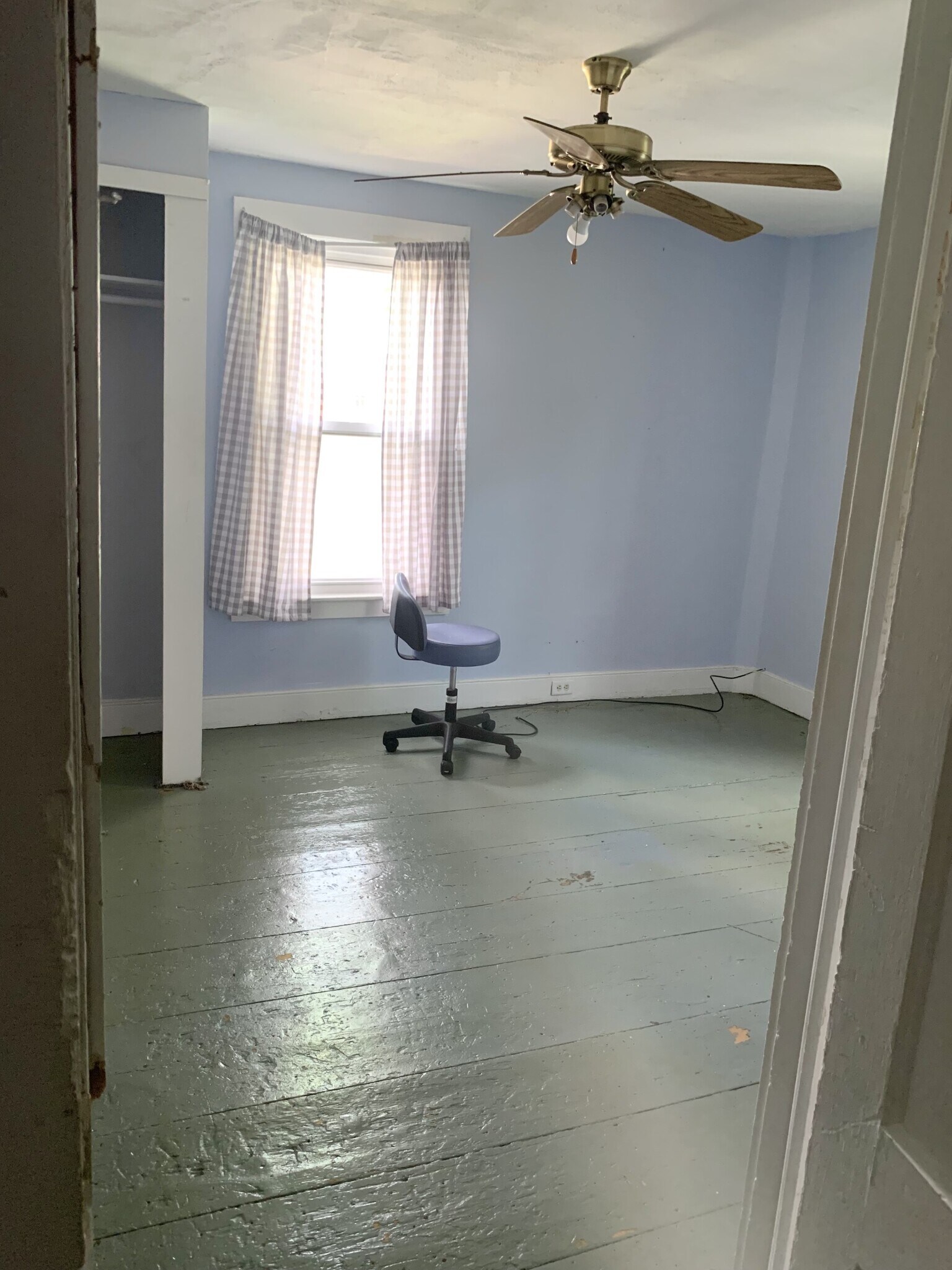 Bed 2 - 136 Main St