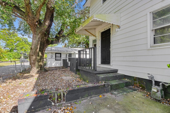 Building Photo - 516 2nd Ave