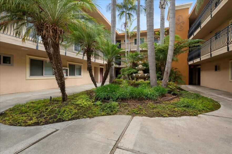 Building Photo - 7555 Linda Vista Rd