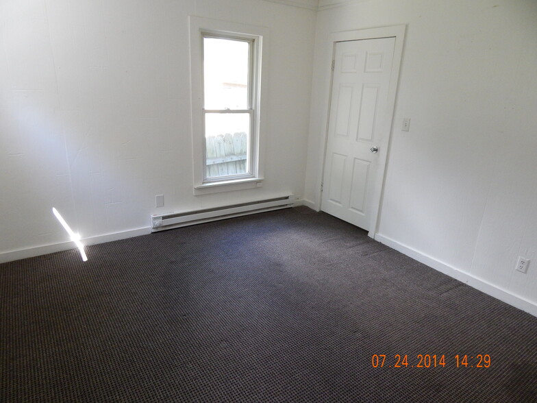 Large bedroom - 719 Johnson Ave