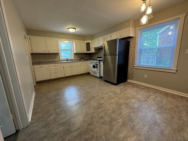 Building Photo - The Ultimate Floor-ty: 3 Bed/1.5 Bath Home...