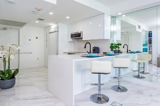 Building Photo - 10275 Collins Ave