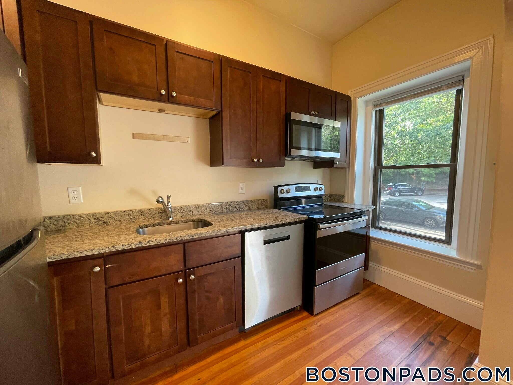 Building Photo - 1463 Beacon St