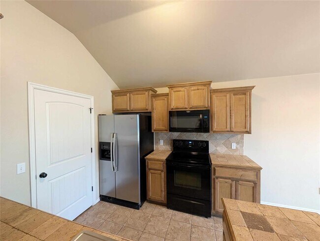 Building Photo - 621 Apple Tree Ln