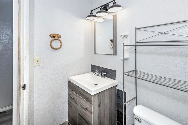 Building Photo - 606 N I St