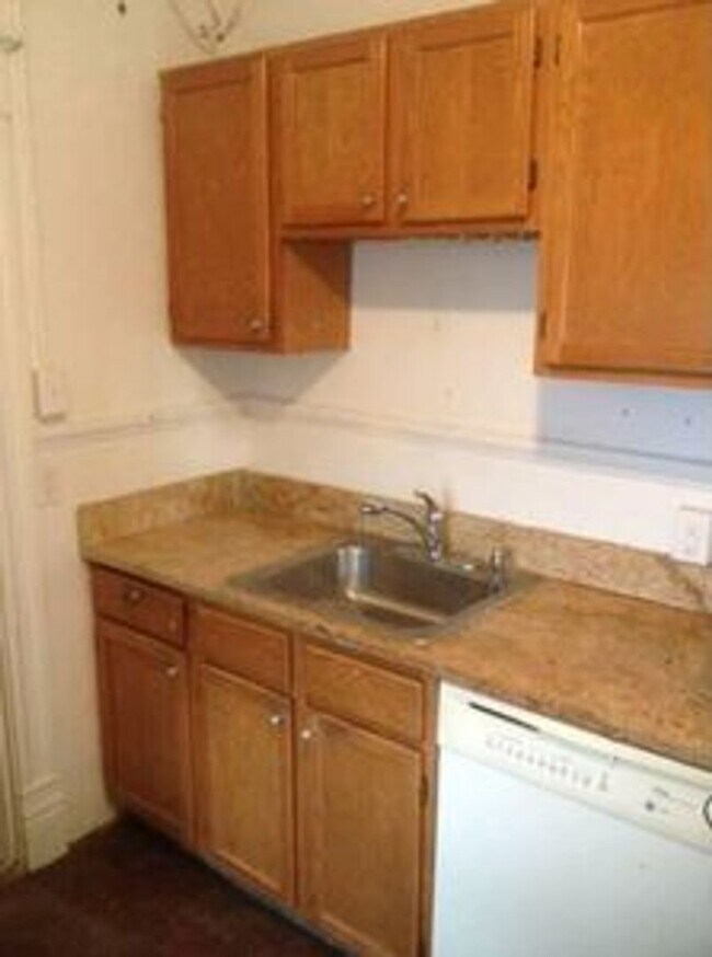 Building Photo - 5 bed 2 bath, central all electric HVAC, laundry, fenced yard house!