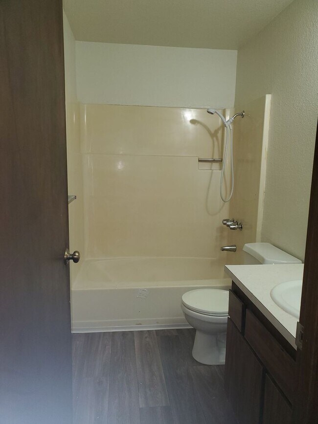 Building Photo - 2 bed 1 bath Duplex