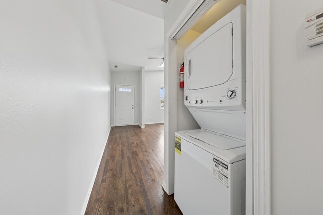 Building Photo - 519 S Maplewood Ave