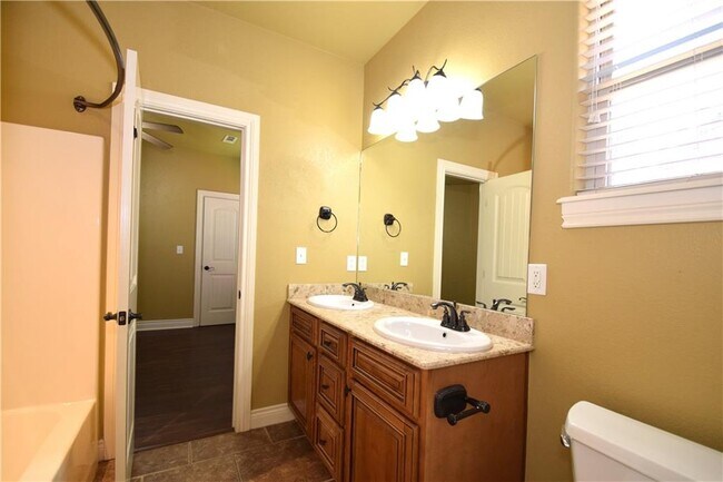 Building Photo - 4004 SW Layton Rd