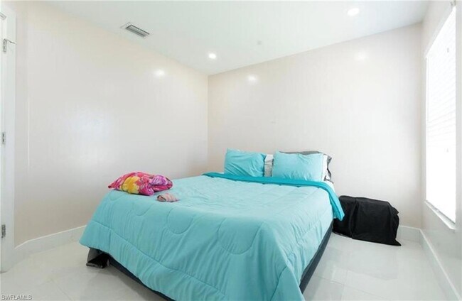 Building Photo - 261 Richmond Ave S