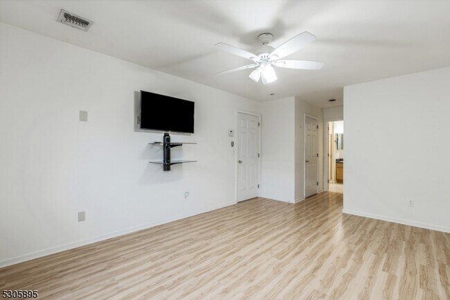 Building Photo - 5 Hidden Pond Ct