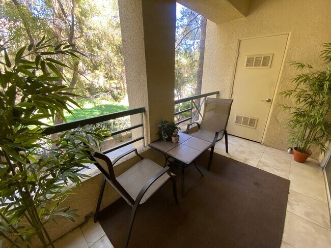 Building Photo - Beautiful Fully Furnished 1 bedroom just b...
