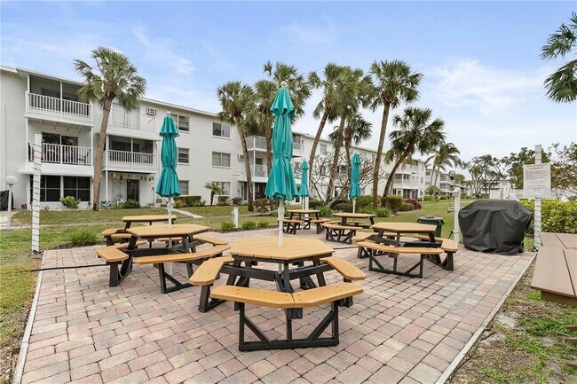 Building Photo - 2207 Sunset Dr