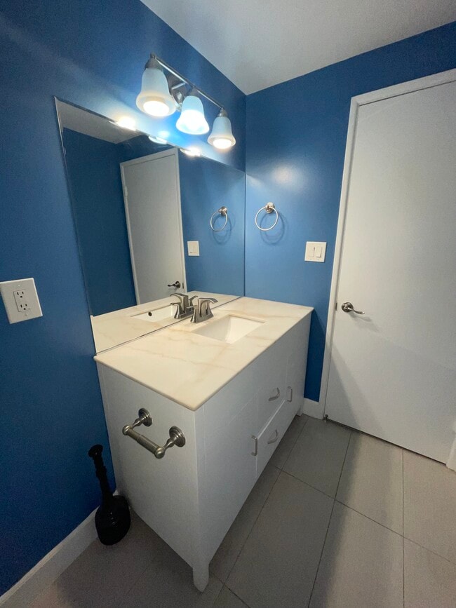 Main Bathroom - 2940 W Carson St