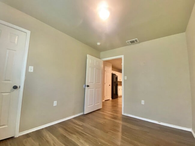 Building Photo - 3 bedroom 2 bath 1 car garage near MLK.