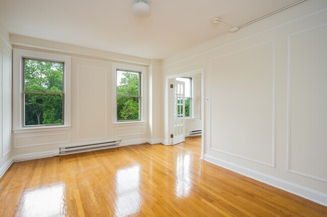 Dining room - 400 W Hortter St
