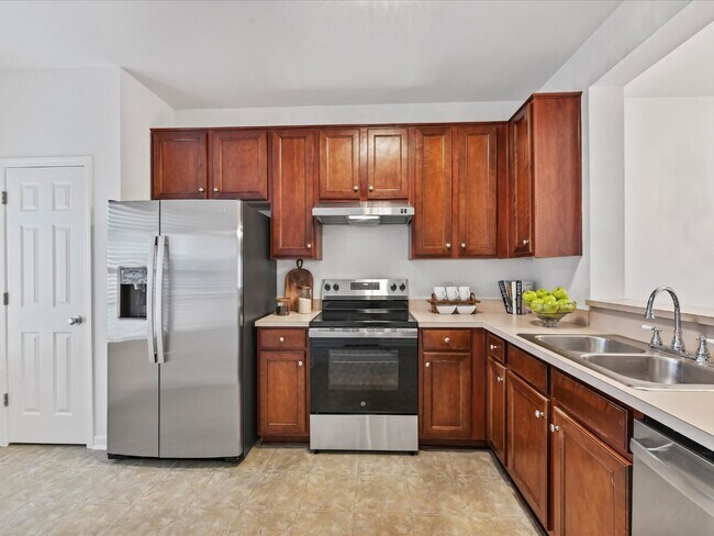 Building Photo - Spacious Townhome!