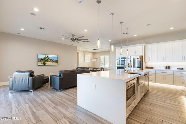 Building Photo - 2252 E South Mountain Ave