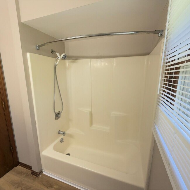 Building Photo - Updated Two Bedroom Duplex in Jenison!