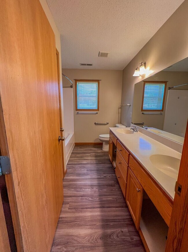 Building Photo - 2 Bedroom, 1.5 Bath Town Home