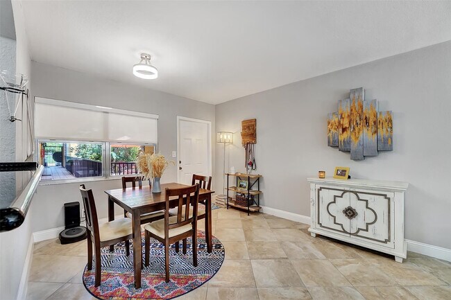 Building Photo - 744 NE 14th Ave