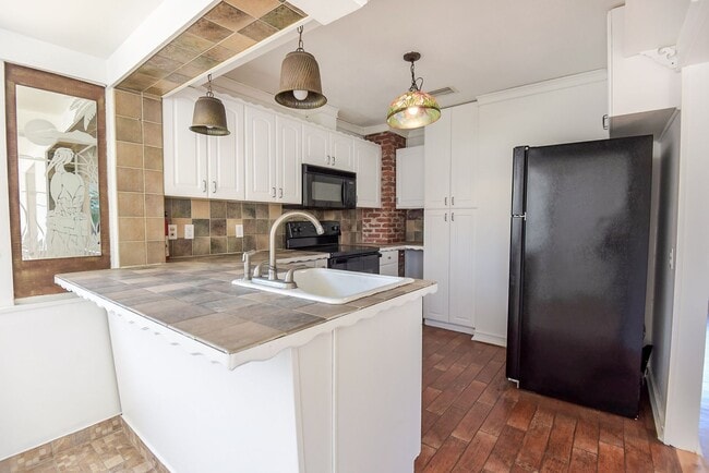 Building Photo - 3 Bedroom Cove House