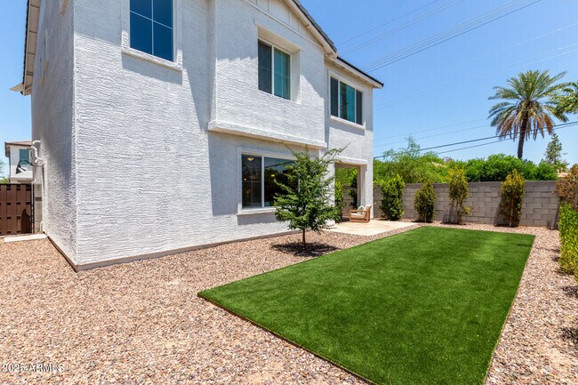 Building Photo - 1511 W Sierra Vista Dr