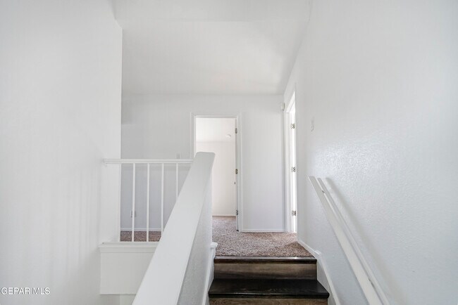 Building Photo - 908 Los Pinos Way