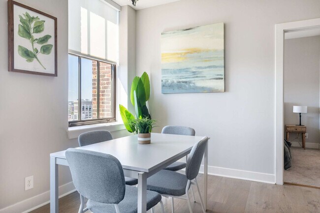 Building Photo - 10 Light St