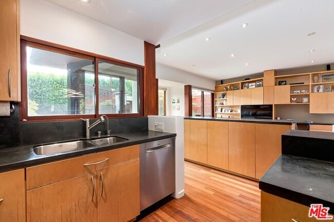 Building Photo - 1509 S Crest Dr